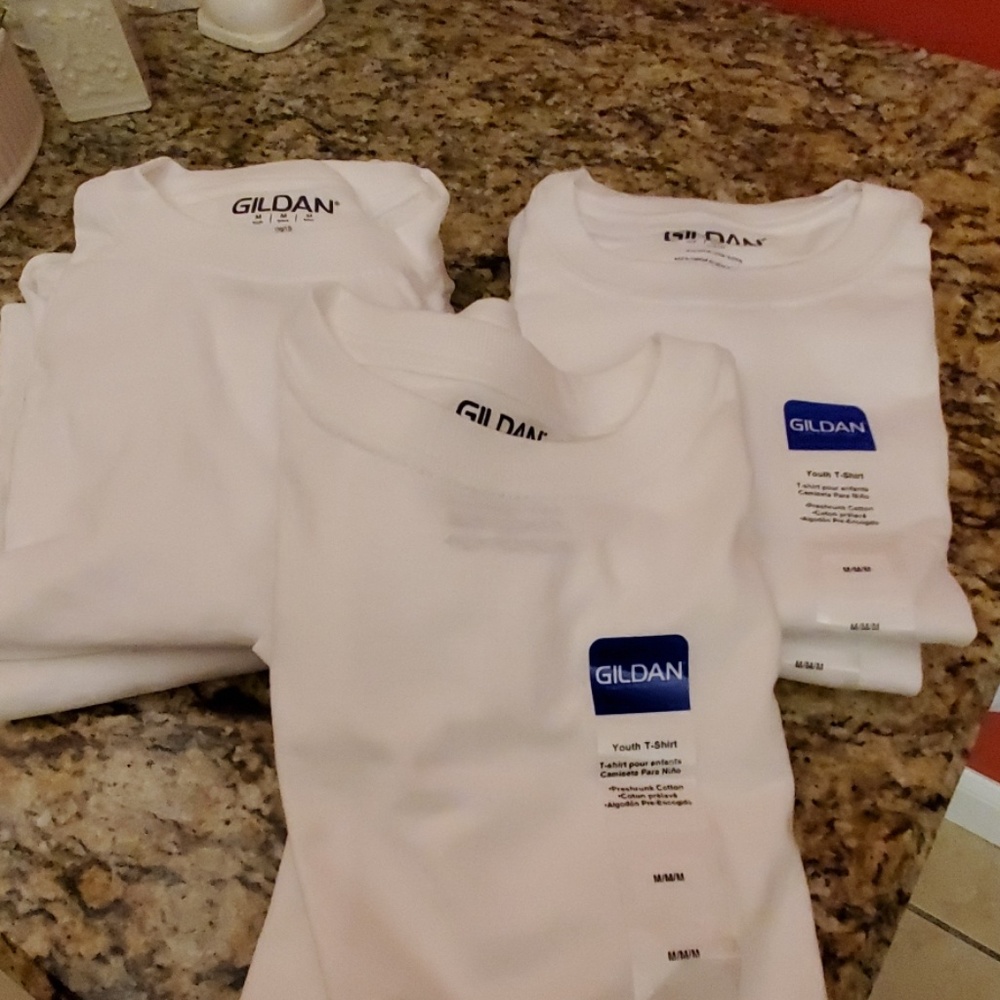 GILDAN YOUTH T SHIRT 6 EACH NEW